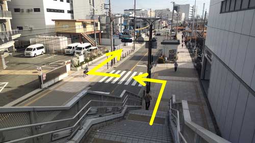 横断歩道を渡り、右へ