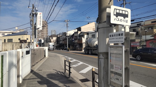 バスのりばを直進