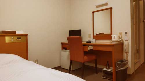ダブルルームのデスク